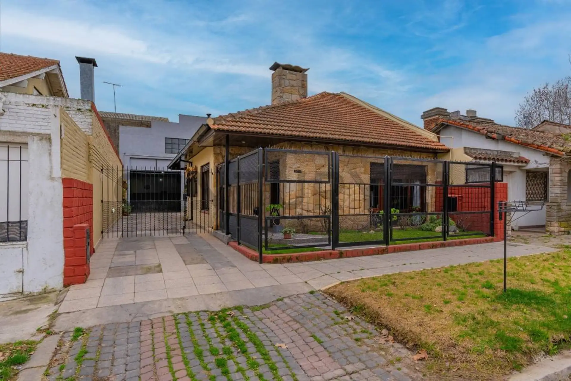 Venta Casa + Dúplex + Cochera para 18 Autos