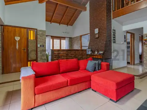Casa 4 ambientes con 2 baños