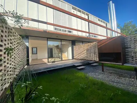 VENTA DEPARTAMENTO TRIPLEX 4 AMBIENTES CON PATIO Y PARRILLA