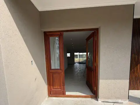Casa 6 ambientes con 2 baños