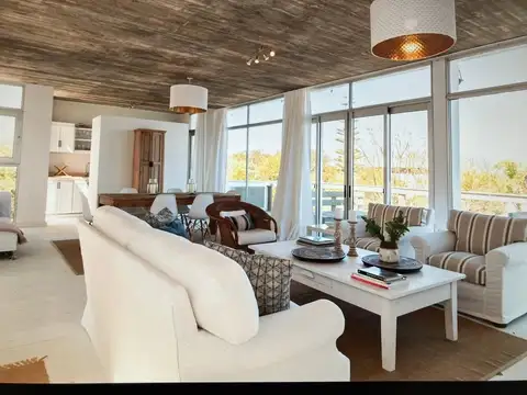 Casa 4 ambientes con 2 baños