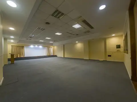 Salón en alquiler en Villa Real (Cortina al 2100)