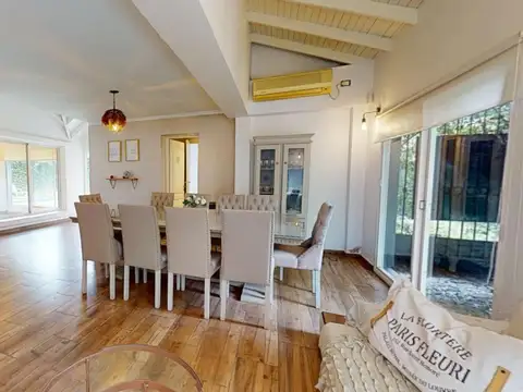 Casa en Venta con 2 cocheras