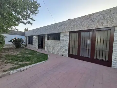 TRES DORMITORIOS MAS DEPENDENCIA Y QUINCHO !!! GRAN PATIO