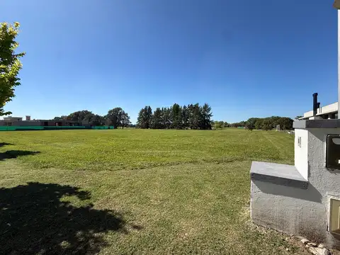 Terreno central con fondo al golf en venta en lujan barrio cerrado Everlinks golf & country club