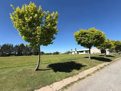 Terreno central con fondo al golf en venta en lujan barrio cerrado Everlinks golf UF 39