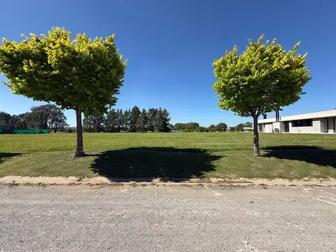 Terreno central con fondo al golf en venta en lujan barrio cerrado Everlinks golf & country club