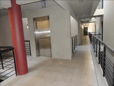 Venta departamento de  tres ambientes al frente. Edificio de categoria, todo a estrenar.