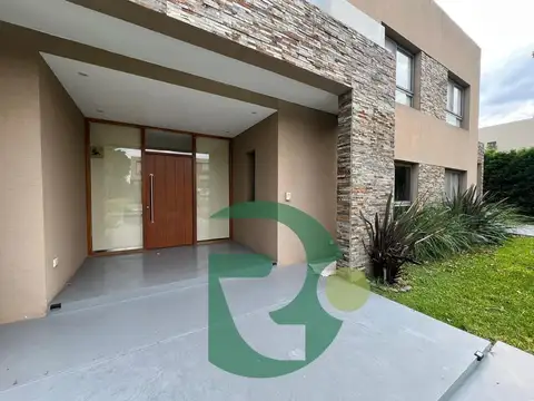 Casa en Alquiler con 6 cocheras
