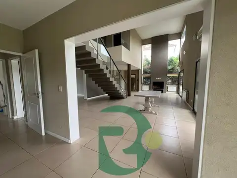 Casa 5 ambientes con 4 baños