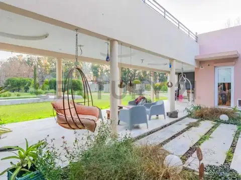 Casa en Venta con 3 cocheras
