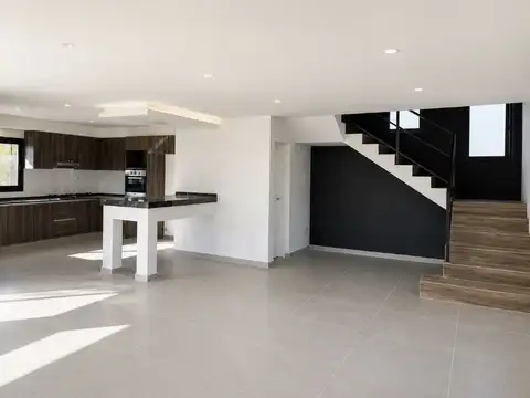 Casa 4 ambientes con 4 baños