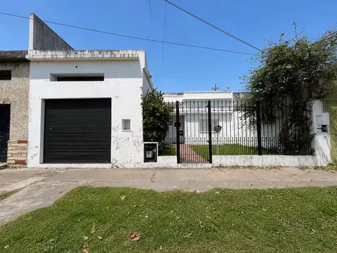 CASA DE 3 AMB C/LOCAL AL FRENTE Y AMPLIO PATIO