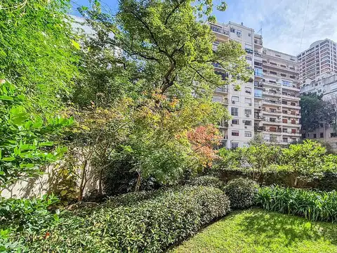 Plaza Carlos Pellegrini. Jardín y cochera. 3 ambientes