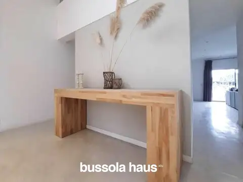 Casa en Alquiler con 2 cocheras
