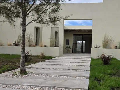 Casa en Alquiler con 2 cocheras