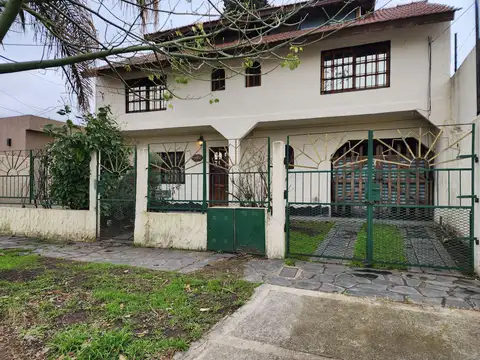 Casa 5 ambientes con 2 baños