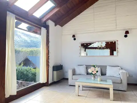 EQUIPO REMAX VENDE CASA CON VISTAS A LA MONTAÑA