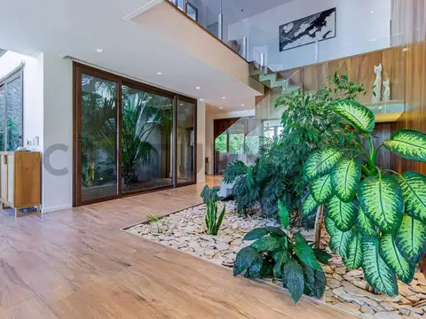 Casa de Lujo en El Golf Nordelta – Vista Abierta al Golf – Diseño y Categoría