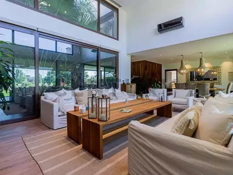 Casa en Venta con 2 cocheras
