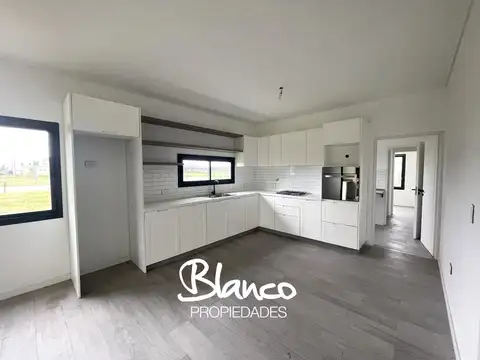 Casa 4 ambientes con 4 baños