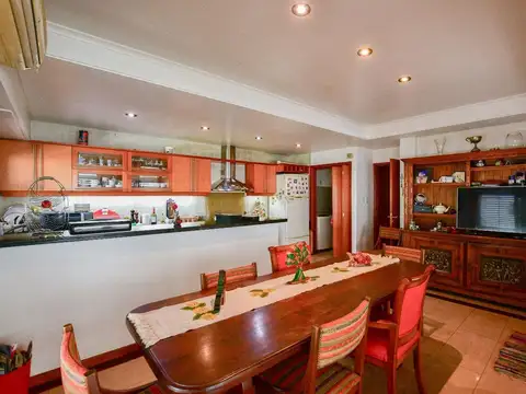 Casa en Venta con 3 cocheras