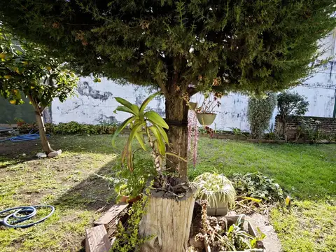 PH en Venta 3 Ambientes Lomas del Mirador con Jardín y Parrilla