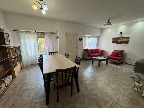 Casa 5 ambientes con 3 baños