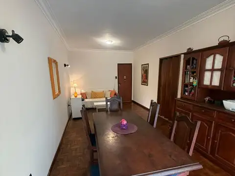 Departamento por escalera de dos dormitorios. Corrientes al 2200.