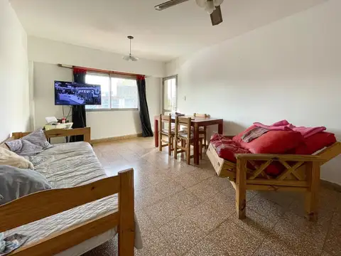 VENTA - Departamento de dos dormitorios con balcón - Pichincha, Rosario.