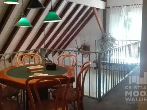 Casa 8 ambientes con 2 baños