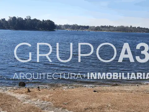 REF.522. CASA EN VENTA. CON INMEJORABLE UBICACIÓN, con 21 mts con costa del LAGO LOS MOLINOS!
