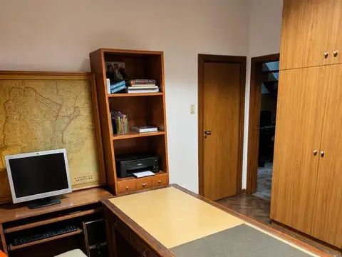 CASA DE 4 AMBIENTES CON JARDIN A REFACCIONAR O MODERNIZAR EN VENTA. OLIVOS