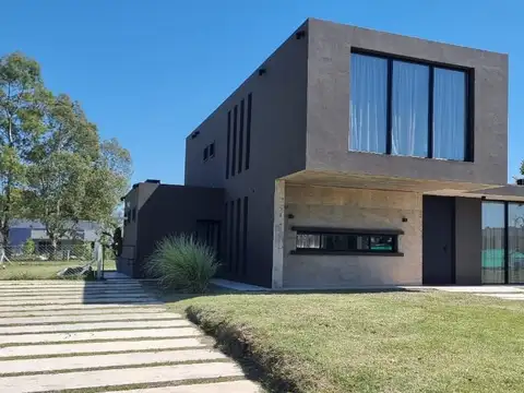 CASA EN VENTA  BARRIO LA VICTORIA