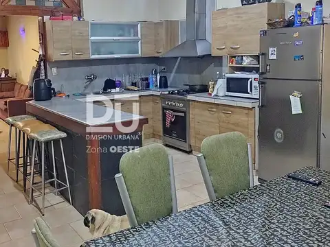 Casa 4 ambientes con 2 baños