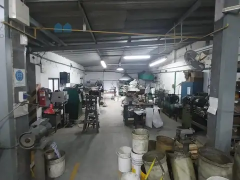 Galpón con local y oficinas en San Justo