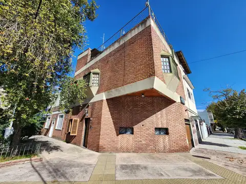 Casa 5 ambientes con garaje y terraza en Villa Pueyrredon