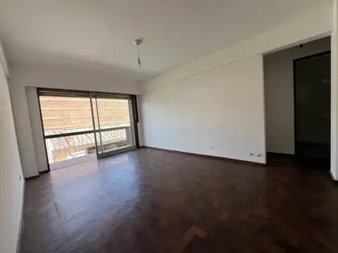 EN VENTA DEPARTAMENTO DE 2 DORMITORIOS CON BALCON FRENTE PLAZA COLON