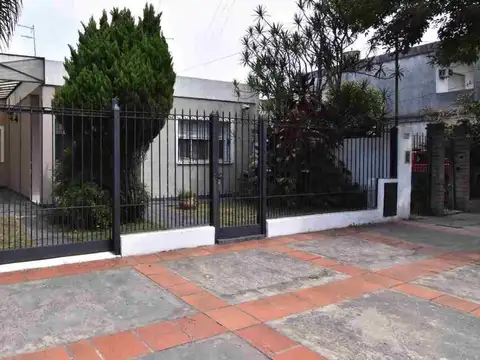 VENTA CASA 4 AMBS HAEDO PARQUE COCHERA