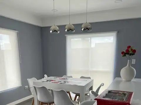 Casa en Venta con 3 cocheras