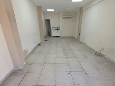 Local en Alquiler en Piñeyro, $ 650.000