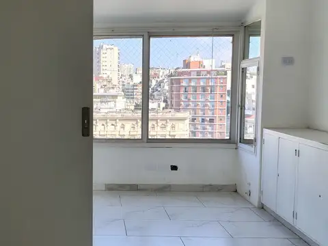 Dos ambientes con escritorio. Muy luminoso. Balcón