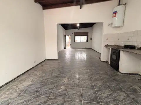 Casa en alquiler, de 3 dormitorios con patio en La Plata.
