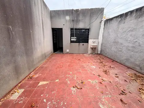 Casa en alquiler, de 3 dormitorios con patio en La Plata.