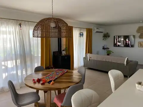 Venta de excelente casa en el barrio San Felipe Canning.