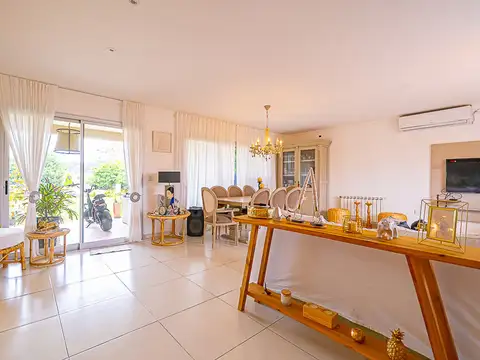 Casa 6 ambientes con 4 baños