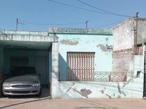 2 Dormitorios /cochera, Jardín y Patio (Lote Propio)