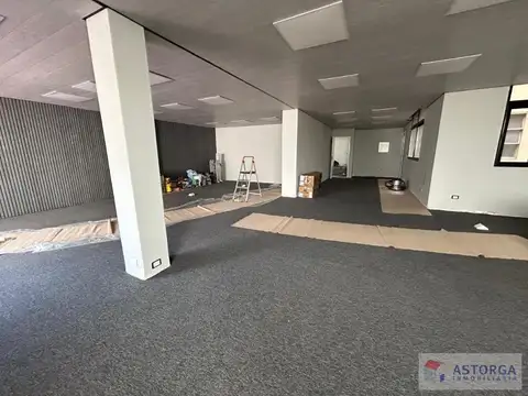 Excelente oficina en edificio CIBERT hecha a nuevo con terraza propia