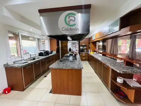 Casa en Venta con 6 cocheras