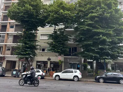 Venta Departamento 3 ambientes amplio. Zona Plaza Colón